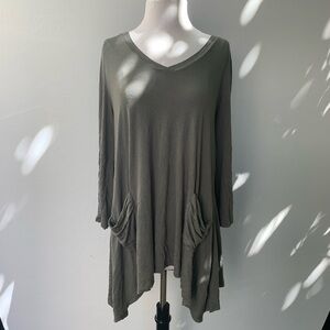 LOGO by Lori Goldstein V-neck Tee Size L